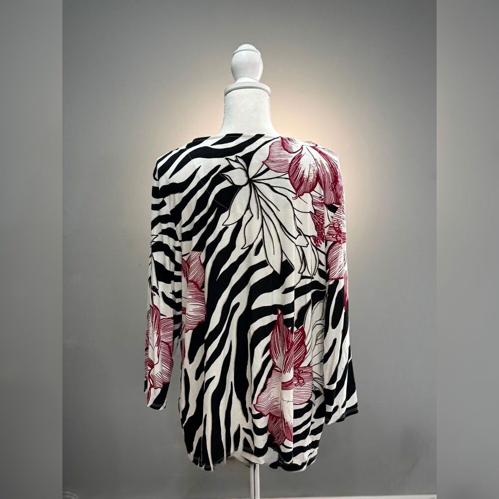 Chico's Floral Zebra Boatneck Top Size 3 (16) EUC - Picture 2 of 6